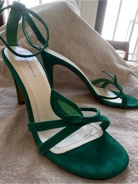 Adorable Banana Republic Green Suede Strappy heel Sandals. Size 7.